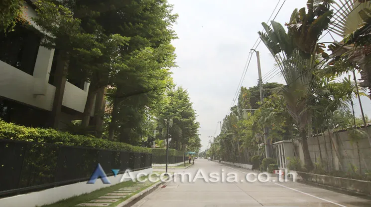  4 br House For Sale in Ramkhamhaeng ,Bangkok MRT Si Kritha at Baan Issara Rama 9 AA21095
