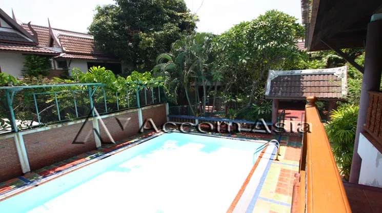  2 Thai Style and Common Pool - House - Naradhiwas Rajanagarindra - Bangkok / Accomasia