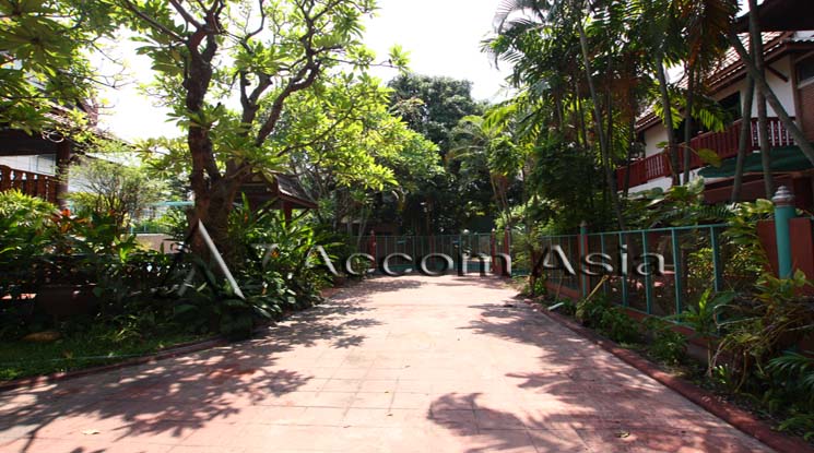 6 Thai Style and Common Pool - House - Naradhiwas Rajanagarindra - Bangkok / Accomasia