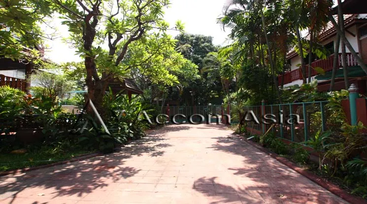 6 Thai Style and Common Pool - House - Naradhiwas Rajanagarindra - Bangkok / Accomasia
