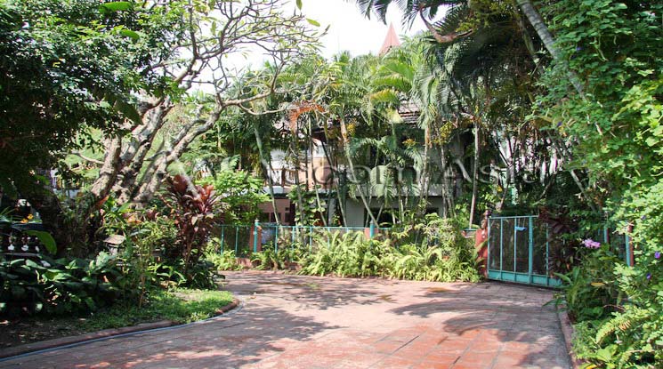 7 Thai Style and Common Pool - House - Naradhiwas Rajanagarindra - Bangkok / Accomasia