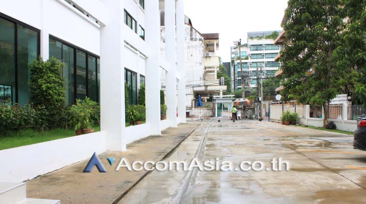  1  Office Space For Rent in Sukhumvit ,Bangkok BTS Phra khanong at Chavanich Building AA25729