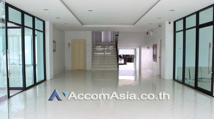  Office Space For Rent in Sukhumvit ,Bangkok BTS Phra khanong at Chavanich Building AA25729