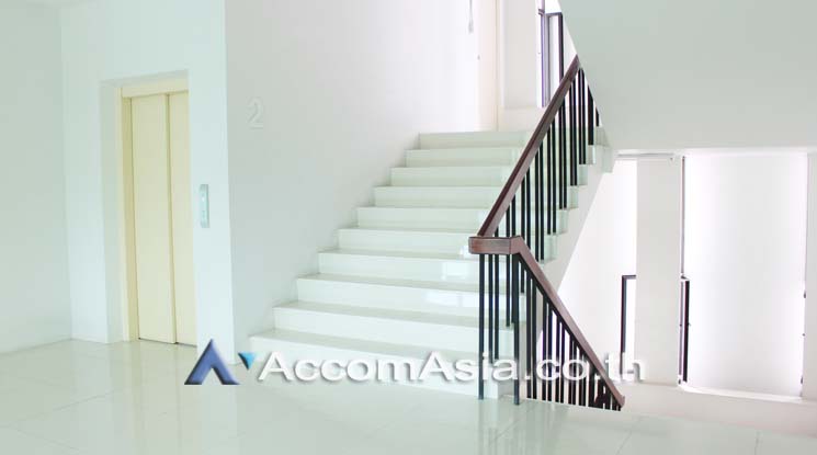 4 Chavanich Building - Office Space - Sukhumvit - Bangkok / Accomasia