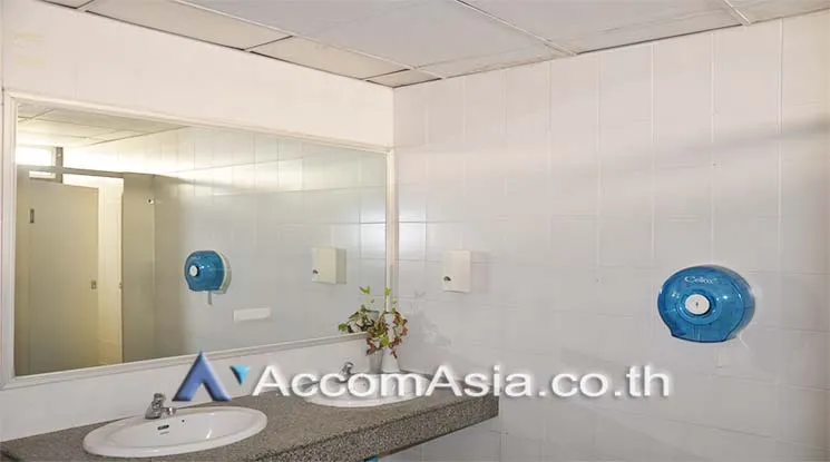  Office Space For Rent in Silom ,Bangkok BTS Chong Nonsi at K.C.C Building AA11226