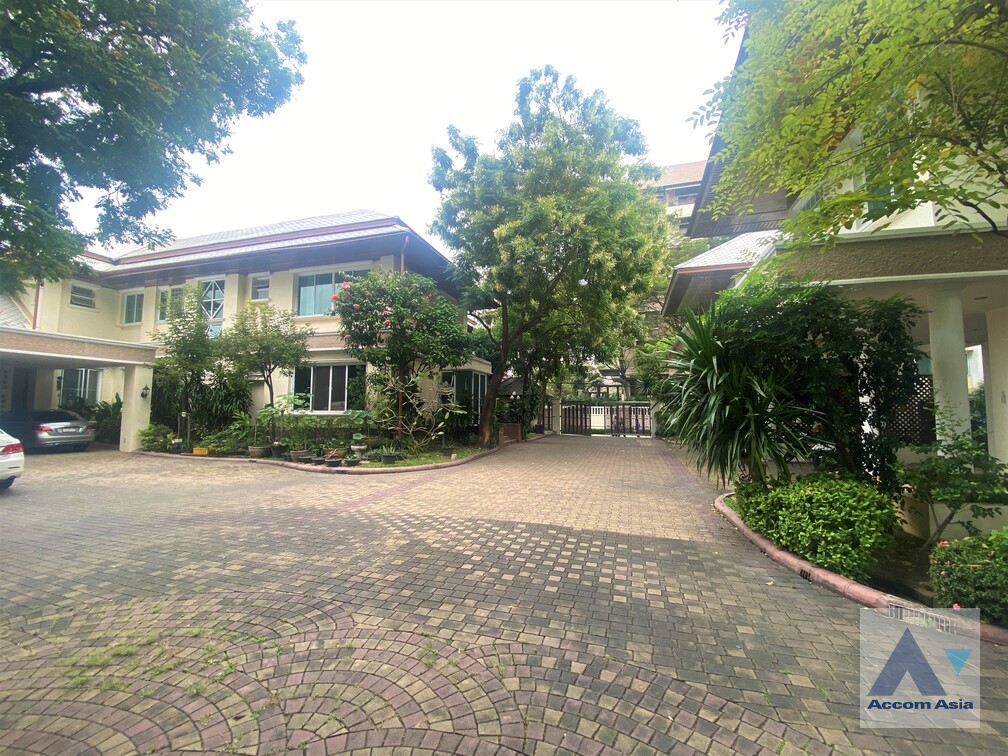  3 br House for rent and sale in Sathorn ,Bangkok BTS Chong Nonsi at Privacy House  in Compound AA27509