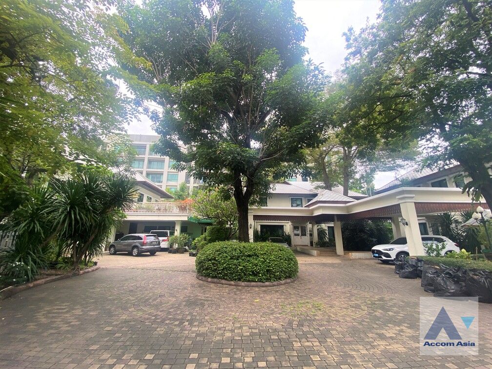  3 br House For Rent in Sathorn ,Bangkok BTS Chong Nonsi at Privacy House  in Compound 50065