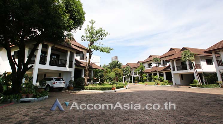  4 br House For Rent in Sukhumvit ,Bangkok BTS Phrom Phong at Kid Friendly House Compound AA27343
