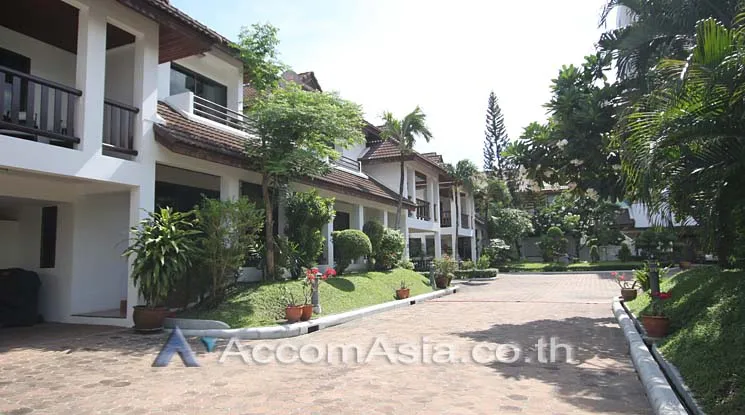  4 br House For Rent in Sukhumvit ,Bangkok BTS Phrom Phong at Kid Friendly House Compound AA32597
