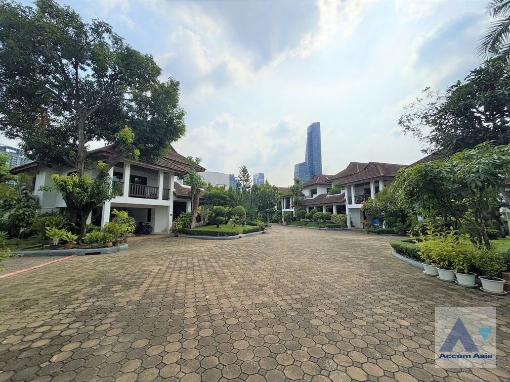  4 br House For Rent in Sukhumvit ,Bangkok BTS Phrom Phong at Kid Friendly House Compound AA32597