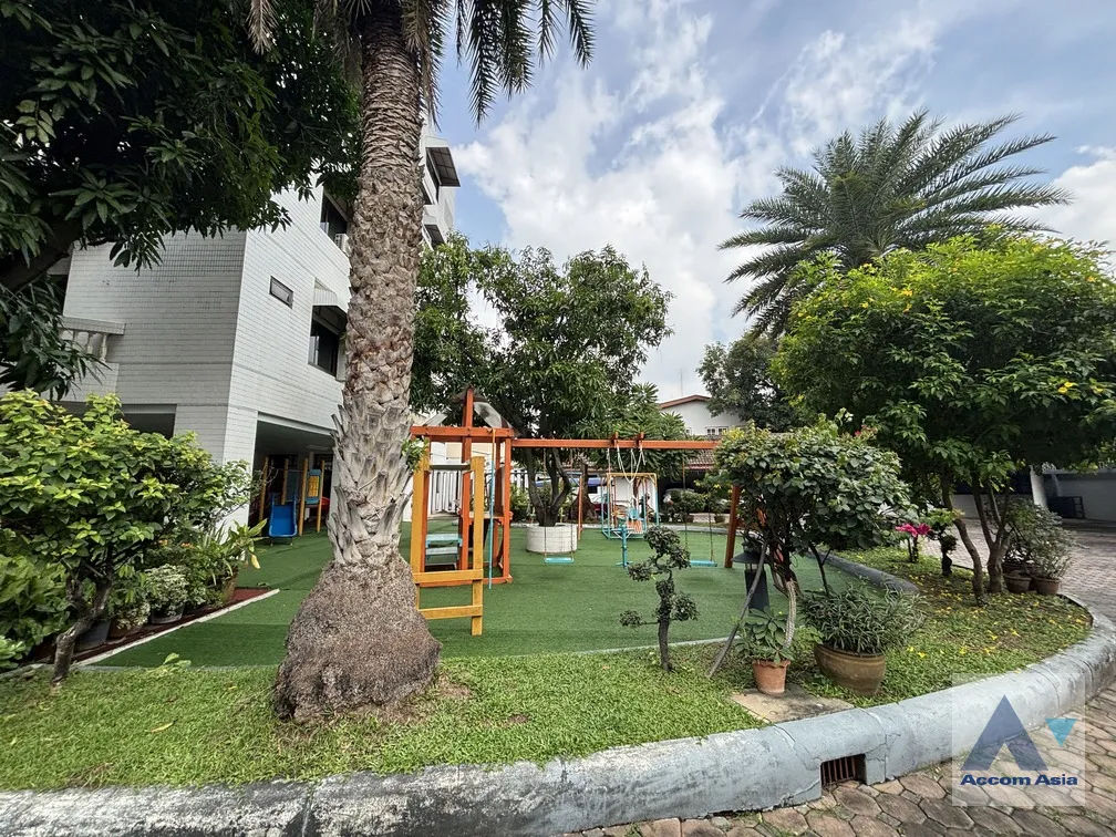  4 br House For Rent in Sukhumvit ,Bangkok BTS Phrom Phong at Kid Friendly House Compound AA27343