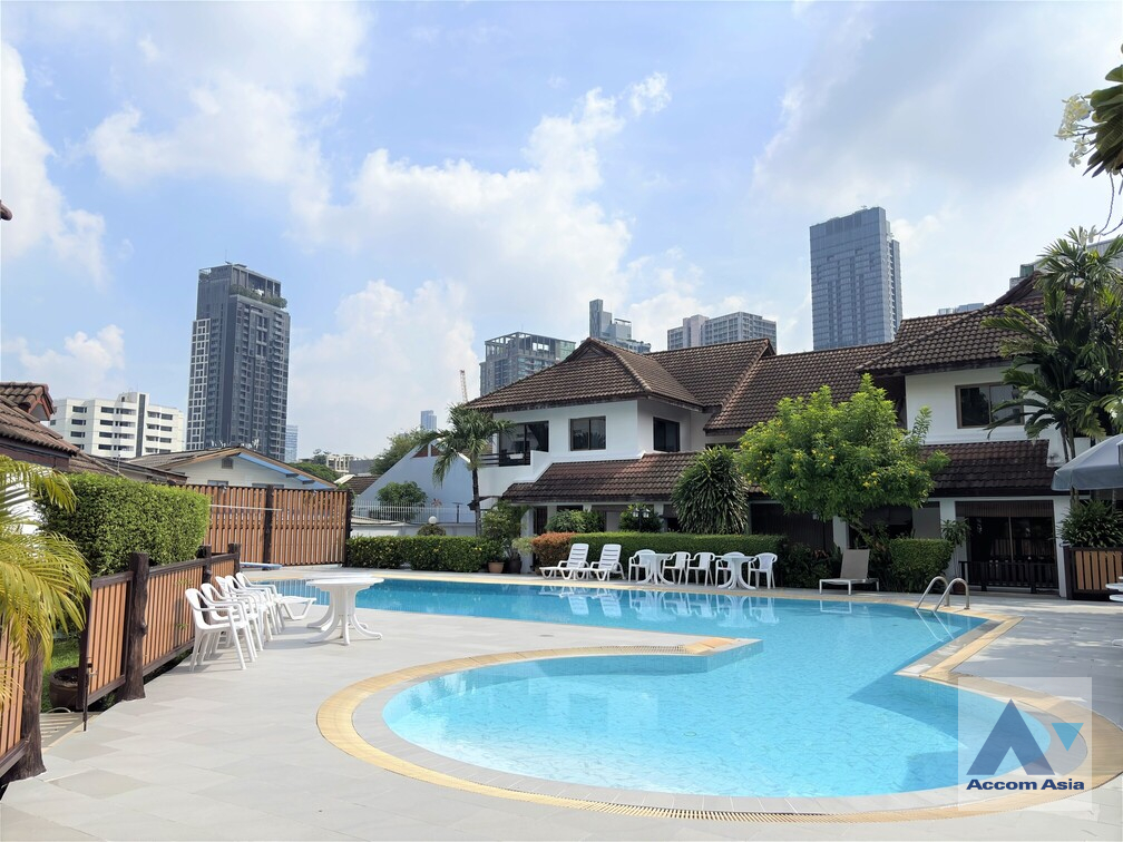  4 br House For Rent in Sukhumvit ,Bangkok BTS Phrom Phong at Kid Friendly House Compound AA26529