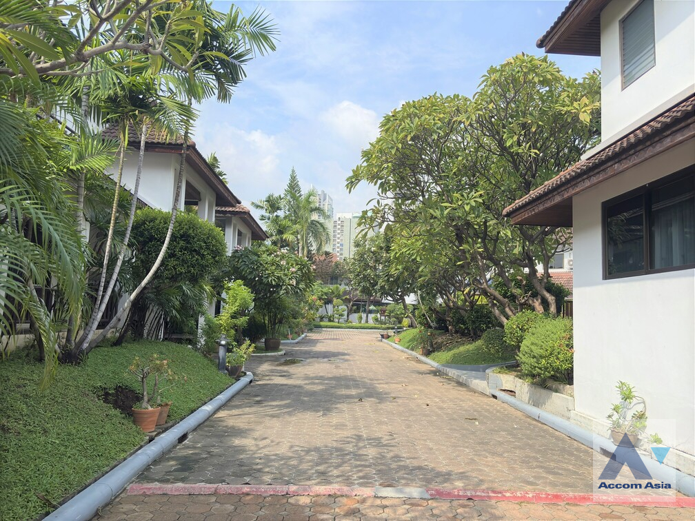  4 br House for rent and sale in Sukhumvit ,Bangkok BTS Phrom Phong at Kid Friendly House Compound AA30775