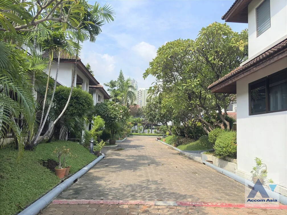  4 br House For Rent in Sukhumvit ,Bangkok BTS Phrom Phong at Kid Friendly House Compound AA32597