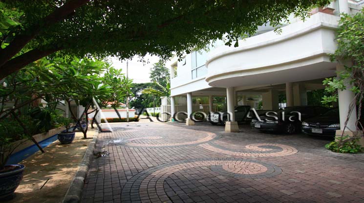  4 br House For Rent in New Phetchaburi ,Bangkok  at Homely atmosphere Compound AA36196