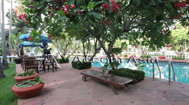 8 Moo Baan Ladawan Srinakarin - House - Sukhumvit - Bangkok / Accomasia