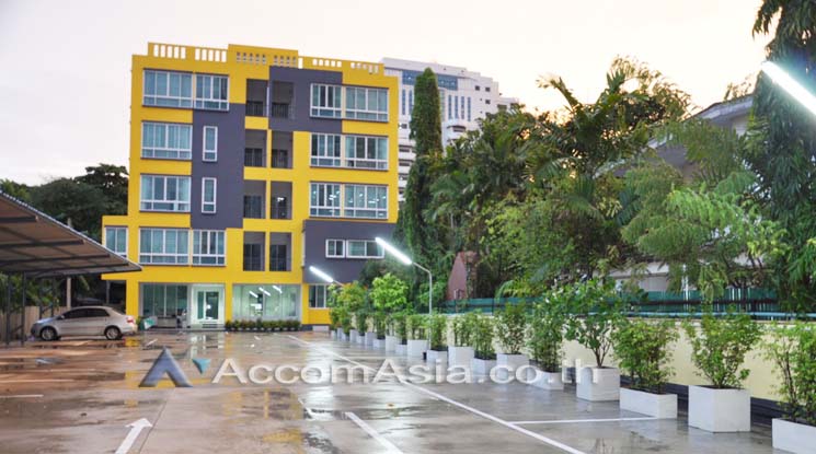  2 br Apartment For Rent in Sukhumvit ,Bangkok BTS Ekkamai at Low Rised Building 13002630