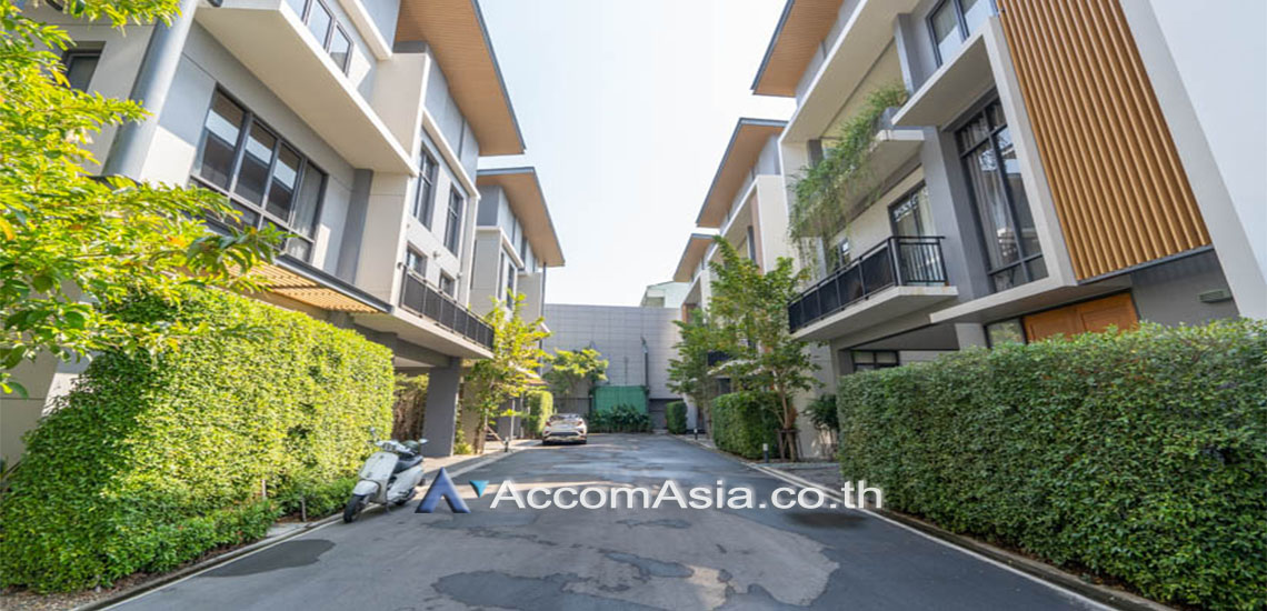  4 br House for rent and sale in Bang Na ,Bangkok BTS Bang Na at House in Compound AA24775