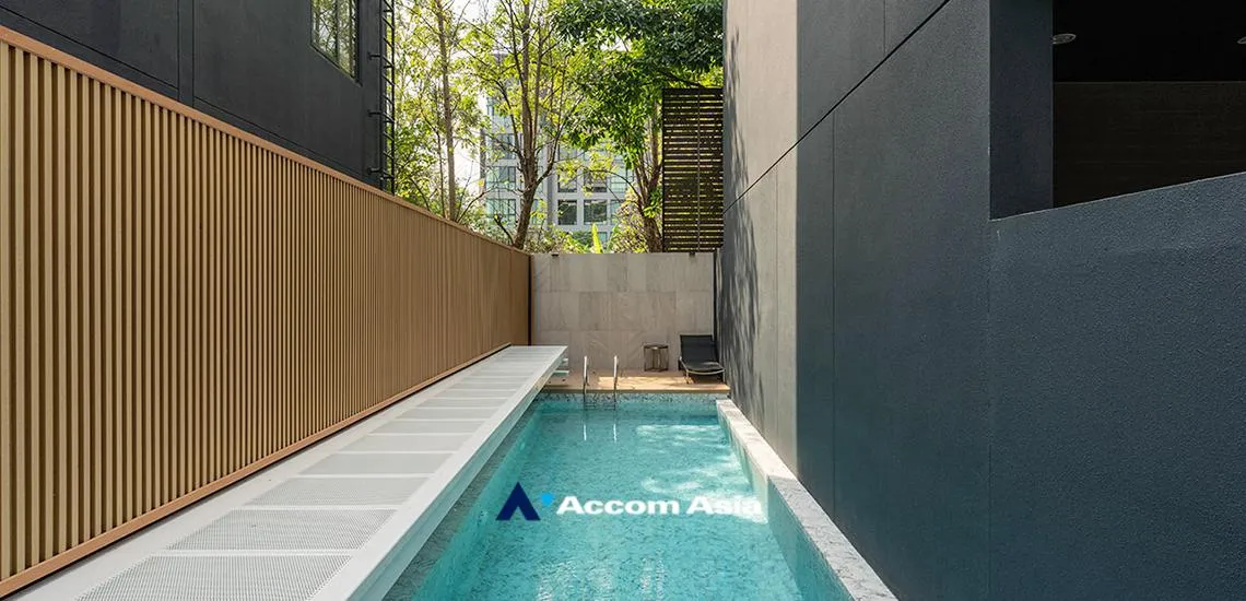  4 br Townhouse For Sale in Sukhumvit ,Bangkok BTS Bang Chak at Luxury Style in Prime Location AA32360