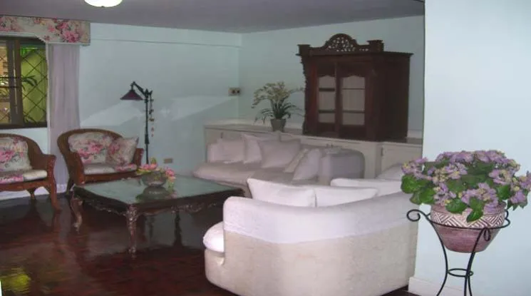 unit 3 Bedrooms  Apartment For Rent in Sukhumvit, Bangkok  near BTS Phrom Phong (910074)