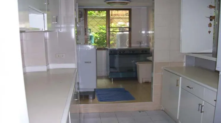 unit 3 Bedrooms  Apartment For Rent in Sukhumvit, Bangkok  near BTS Phrom Phong (910074)