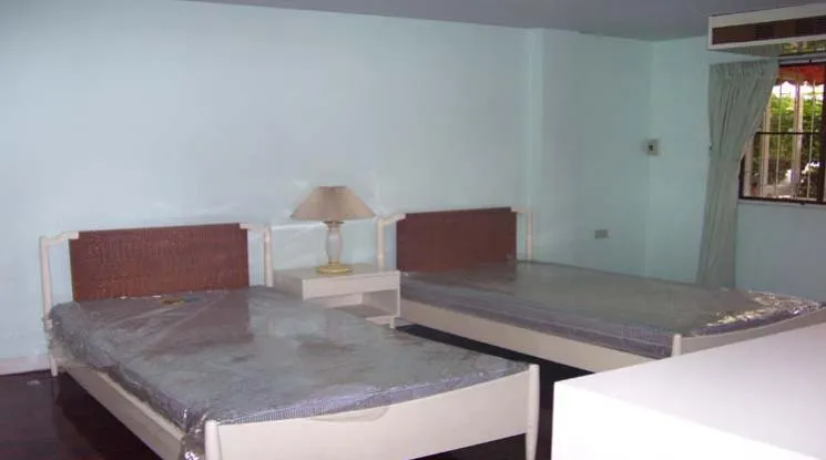 unit 3 Bedrooms  Apartment For Rent in Sukhumvit, Bangkok  near BTS Phrom Phong (910074)