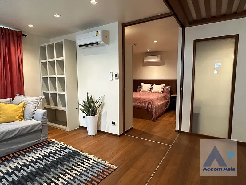unit 2 Bedrooms  Condominium For Rent in Silom, Bangkok  near BTS Surasak (210264)