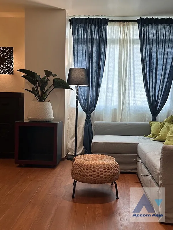 unit 2 Bedrooms  Condominium For Rent in Silom, Bangkok  near BTS Surasak (210264)