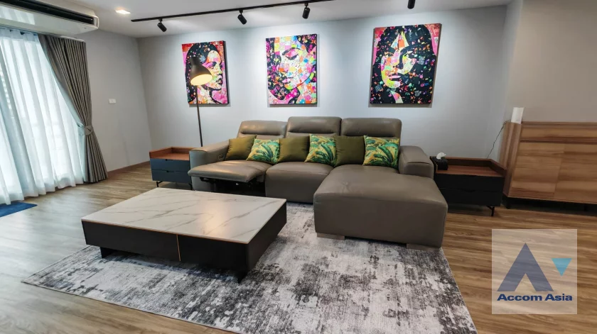 unit 3 Bedrooms  Condominium For Rent & Sale in Sukhumvit, Bangkok  near BTS Ekkamai (28478)