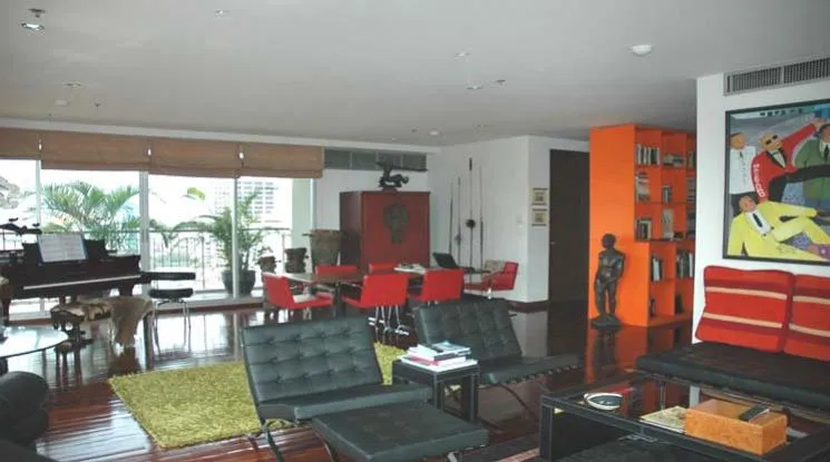 unit 4 Bedrooms  Apartment For Rent in Silom, Bangkok  near BTS Surasak (1411475)