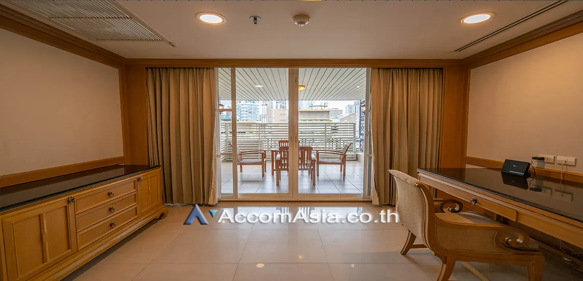 unit 3 Bedrooms  Apartment For Rent in Sukhumvit, Bangkok  near BTS Phrom Phong (1511690)