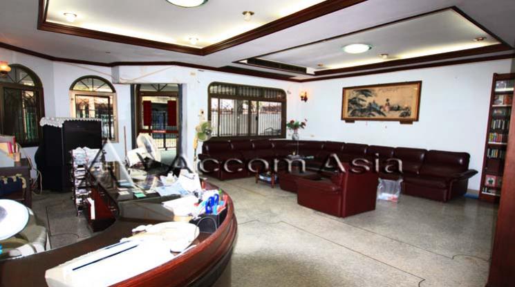 unit 6 Bedrooms  House For Rent in Sathorn, Bangkok  near BTS Saint Louis (2511799)