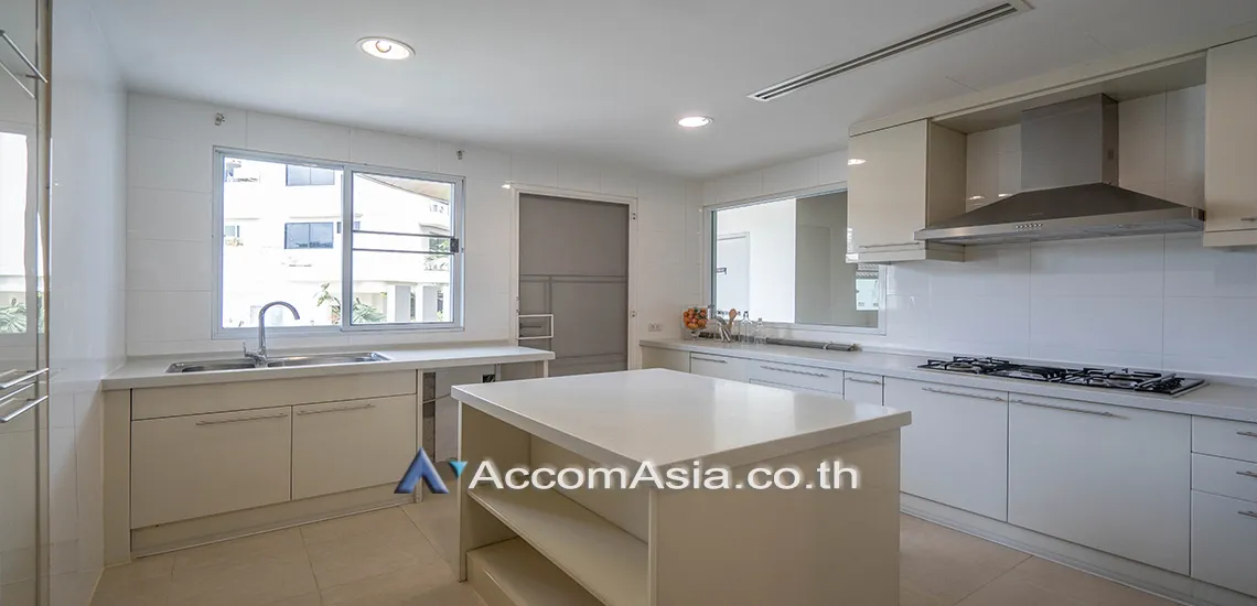 unit 3 Bedrooms  Apartment For Rent in Sukhumvit, Bangkok  near BTS Ekkamai (1412000)