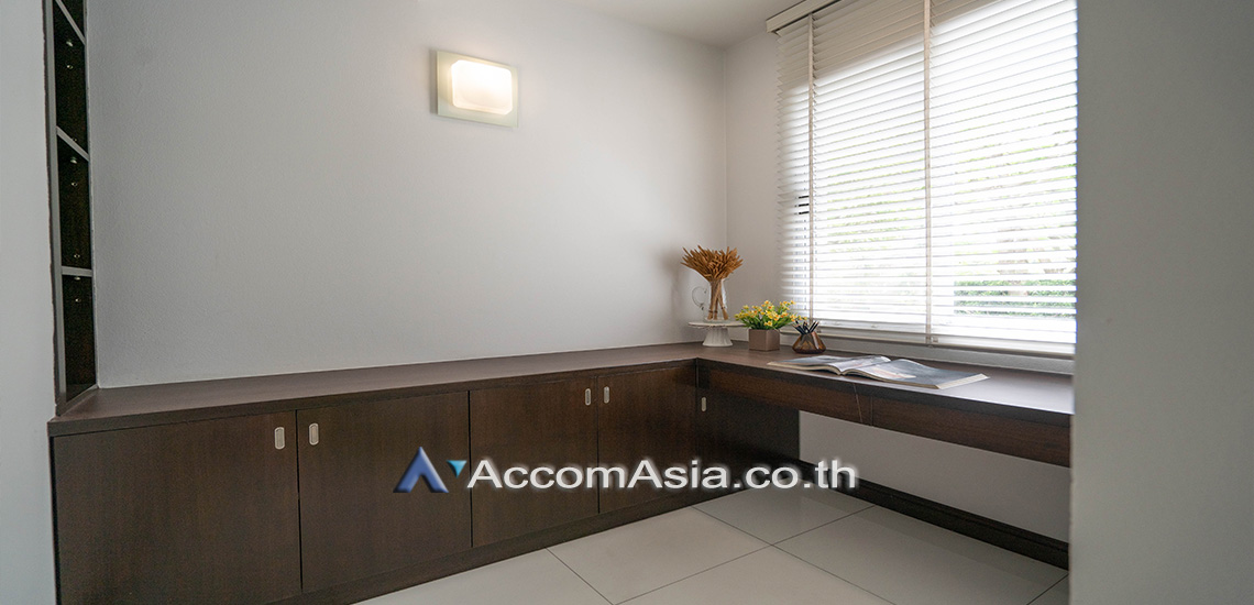 9  3 br Apartment For Rent in Sukhumvit ,Bangkok BTS Ekkamai at Low-rise Apartment, Only 1,000m to BTS 1412000