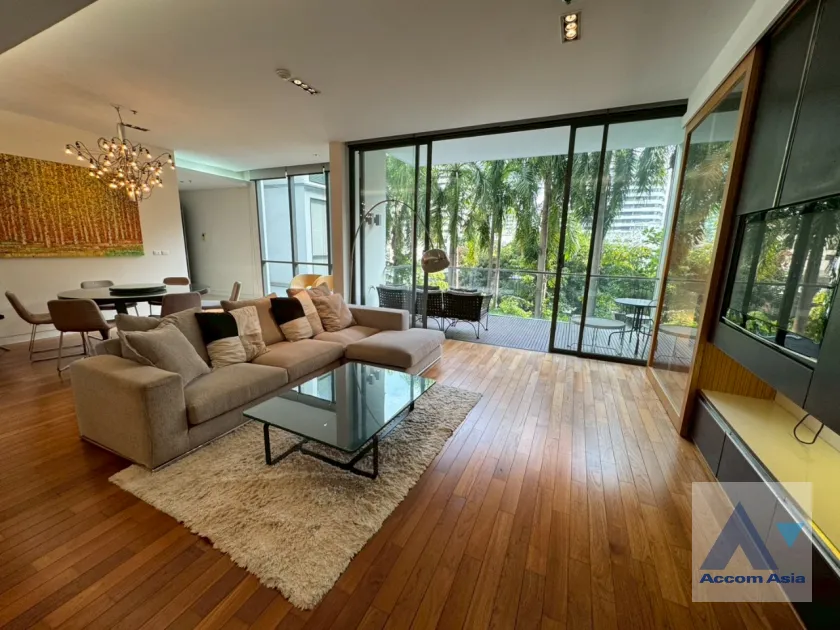 unitElegant condo with warm tones and built-in features (1512069)