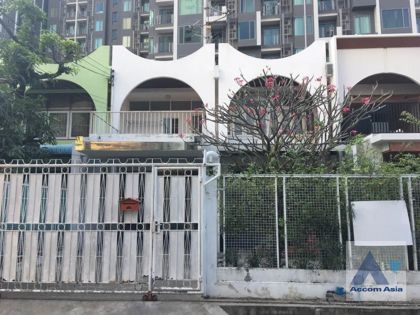 unit 3 Bedrooms  House For Rent in Sukhumvit, Bangkok  near BTS Ekkamai (2312208)