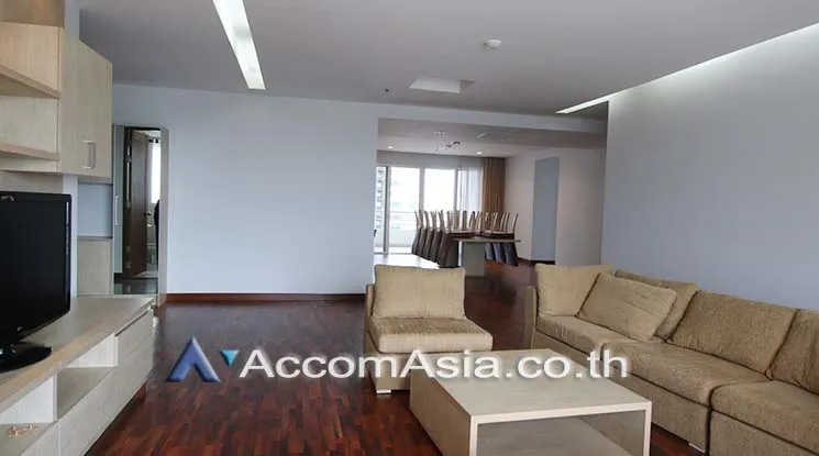 unit 4 Bedrooms  Apartment For Rent in Sukhumvit, Bangkok  near BTS Phrom Phong (1412245)