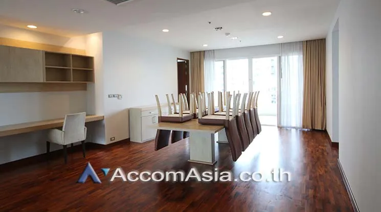 unit 4 Bedrooms  Apartment For Rent in Sukhumvit, Bangkok  near BTS Phrom Phong (1412245)