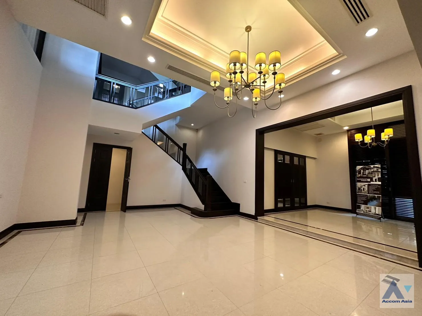 4  4 br House for rent and sale in Sukhumvit ,Bangkok BTS Asok - MRT Sukhumvit at House with pool Exclusive compound 1812512