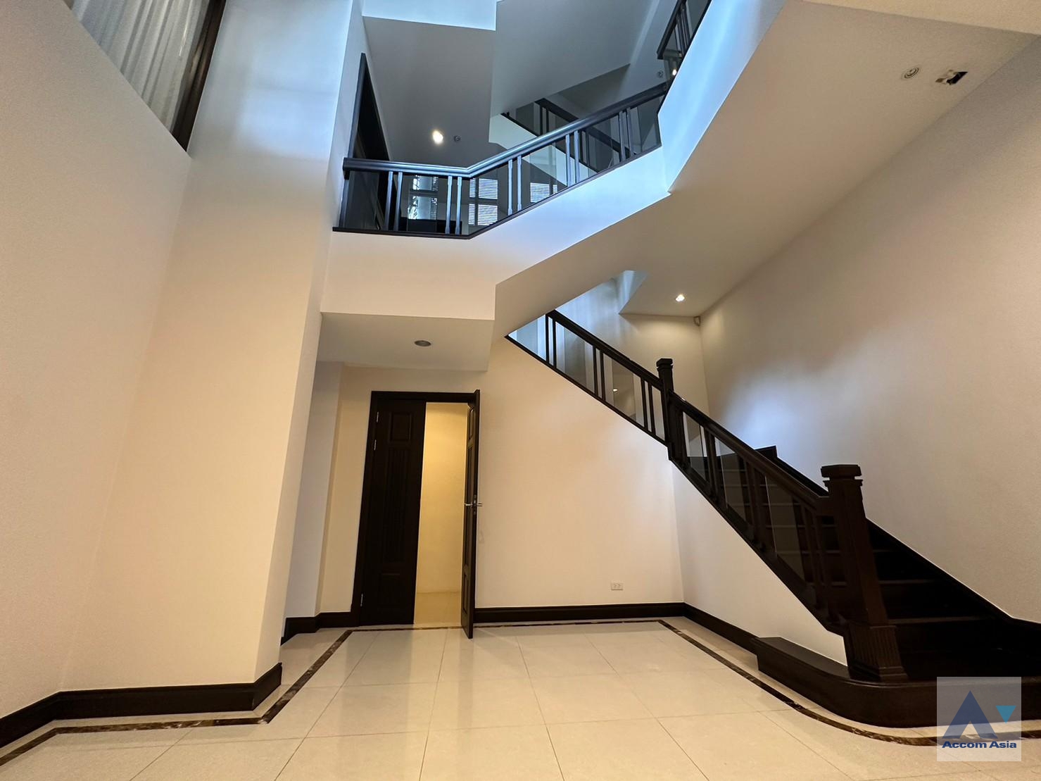 8  4 br House for rent and sale in Sukhumvit ,Bangkok BTS Asok - MRT Sukhumvit at House with pool Exclusive compound 1812512