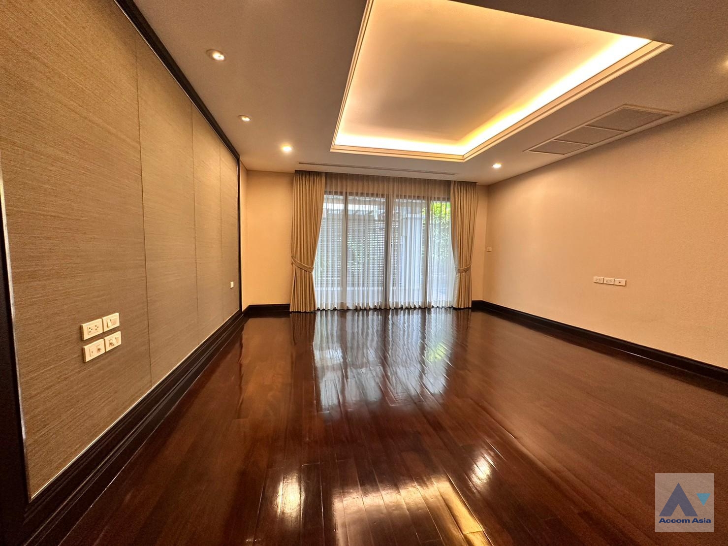 15  4 br House for rent and sale in Sukhumvit ,Bangkok BTS Asok - MRT Sukhumvit at House with pool Exclusive compound 1812512