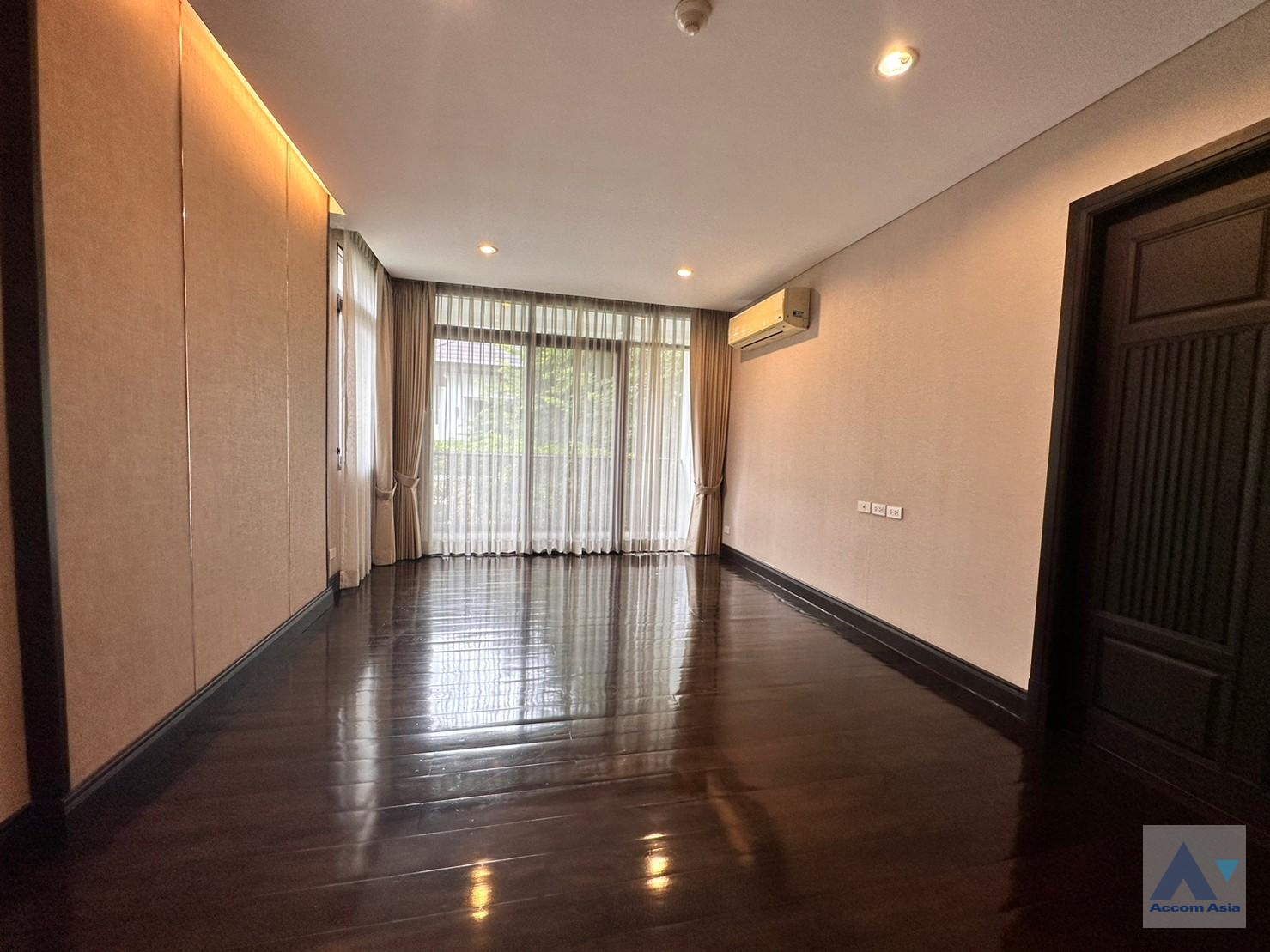 17  4 br House for rent and sale in Sukhumvit ,Bangkok BTS Asok - MRT Sukhumvit at House with pool Exclusive compound 1812512