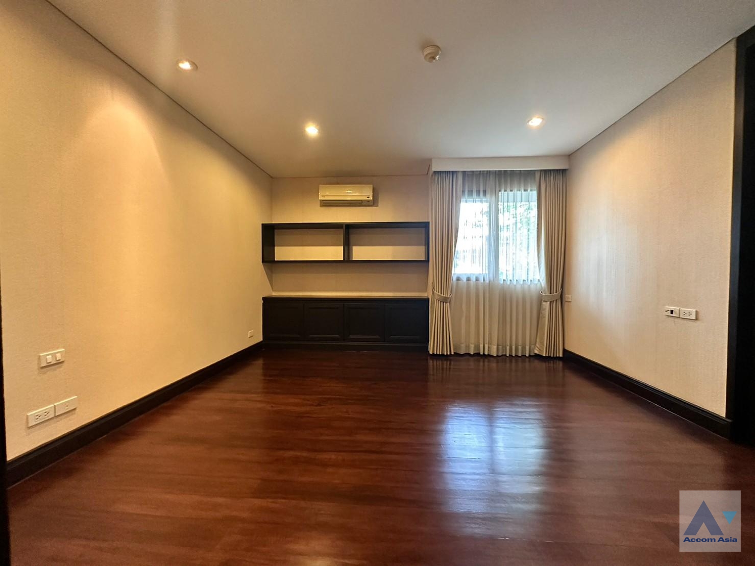 20  4 br House for rent and sale in Sukhumvit ,Bangkok BTS Asok - MRT Sukhumvit at House with pool Exclusive compound 1812512