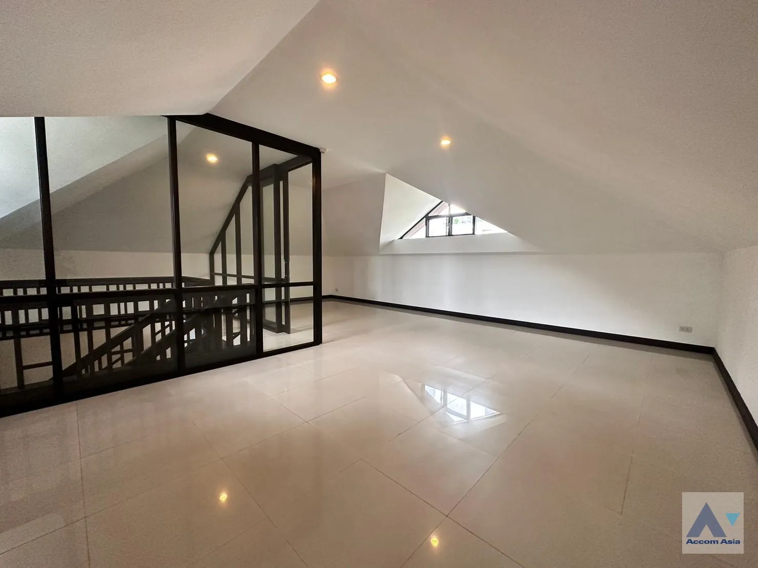 33  4 br House for rent and sale in Sukhumvit ,Bangkok BTS Asok - MRT Sukhumvit at House with pool Exclusive compound 1812512