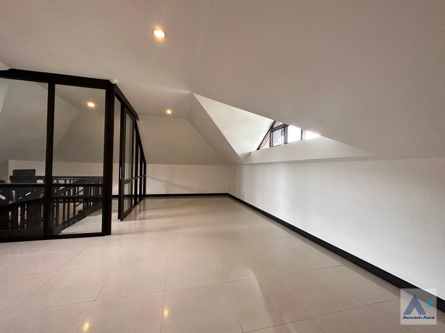 32  4 br House for rent and sale in Sukhumvit ,Bangkok BTS Asok - MRT Sukhumvit at House with pool Exclusive compound 1812512