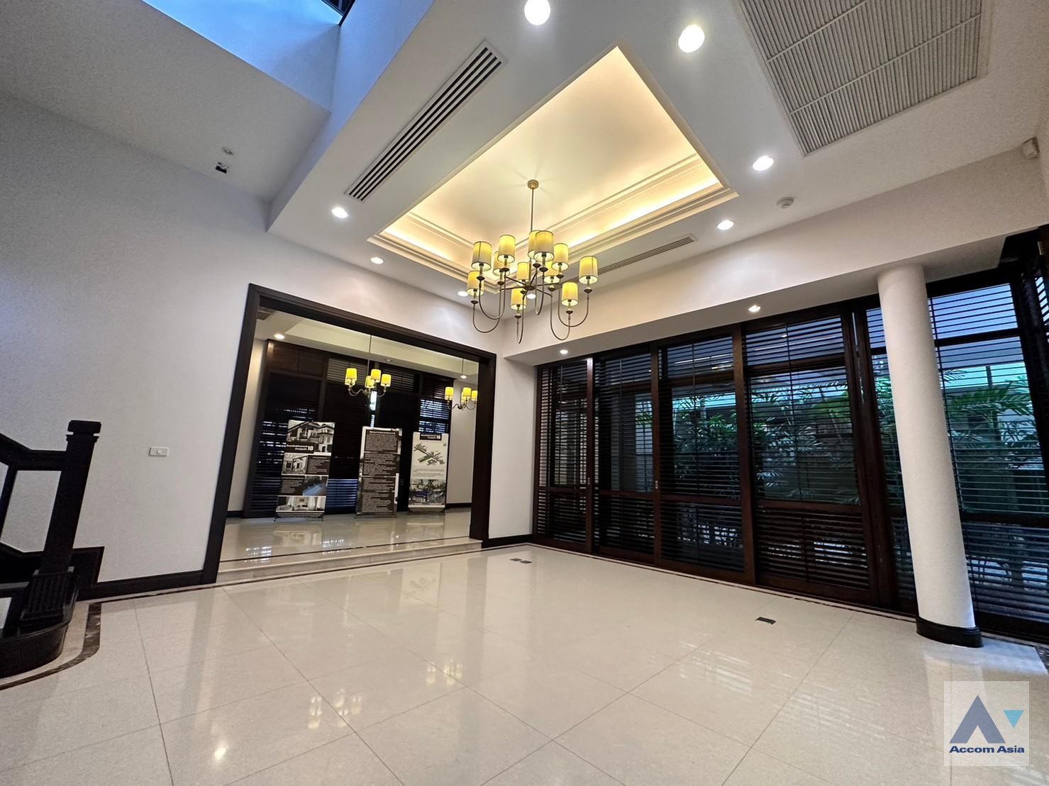 7  4 br House for rent and sale in Sukhumvit ,Bangkok BTS Asok - MRT Sukhumvit at House with pool Exclusive compound 1812512