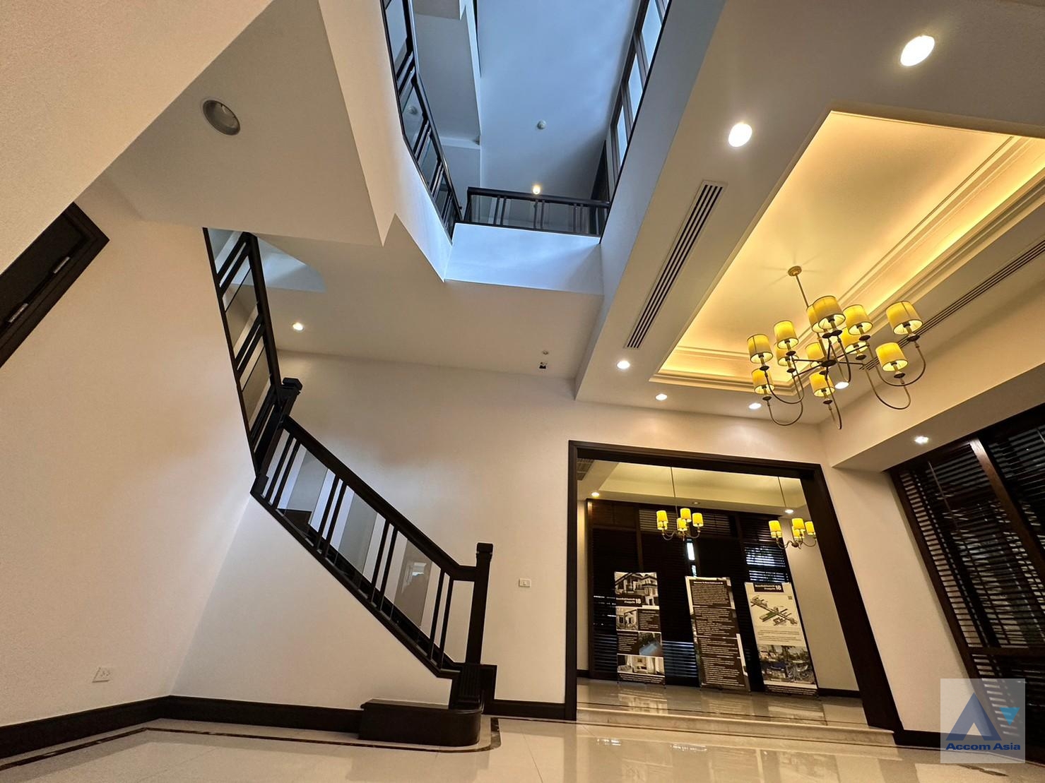 6  4 br House for rent and sale in Sukhumvit ,Bangkok BTS Asok - MRT Sukhumvit at House with pool Exclusive compound 1812512