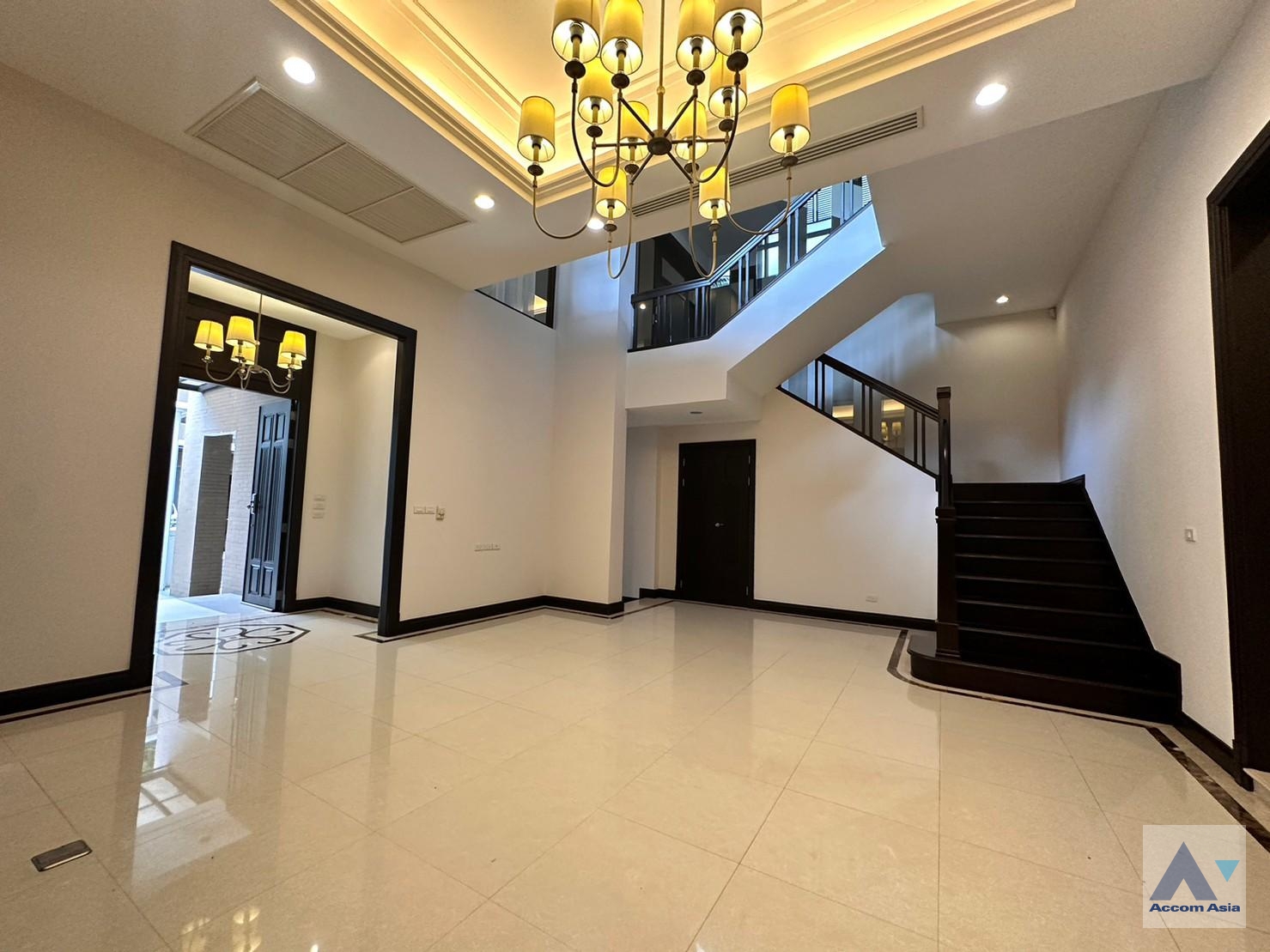 5  4 br House for rent and sale in Sukhumvit ,Bangkok BTS Asok - MRT Sukhumvit at House with pool Exclusive compound 1812512