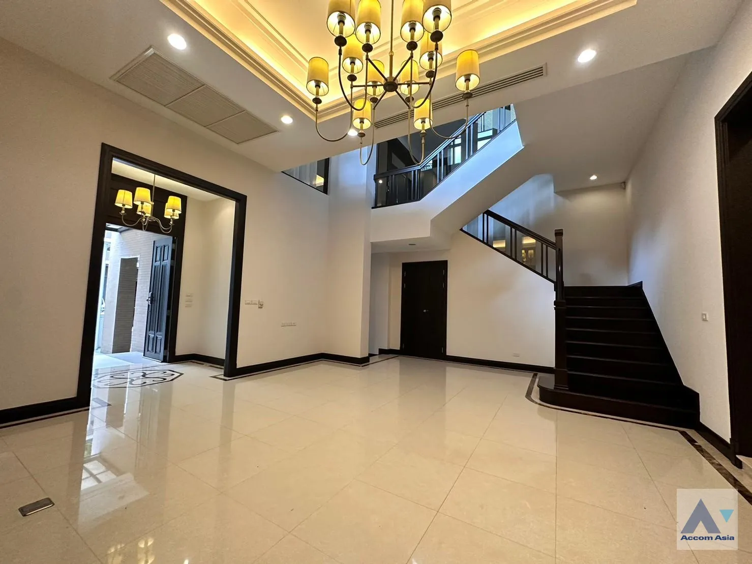 5  4 br House for rent and sale in Sukhumvit ,Bangkok BTS Asok - MRT Sukhumvit at House with pool Exclusive compound 1812512