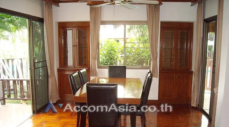 unit 4 Bedrooms  House For Rent in Sukhumvit, Bangkok  near BTS Phrom Phong (1813362)